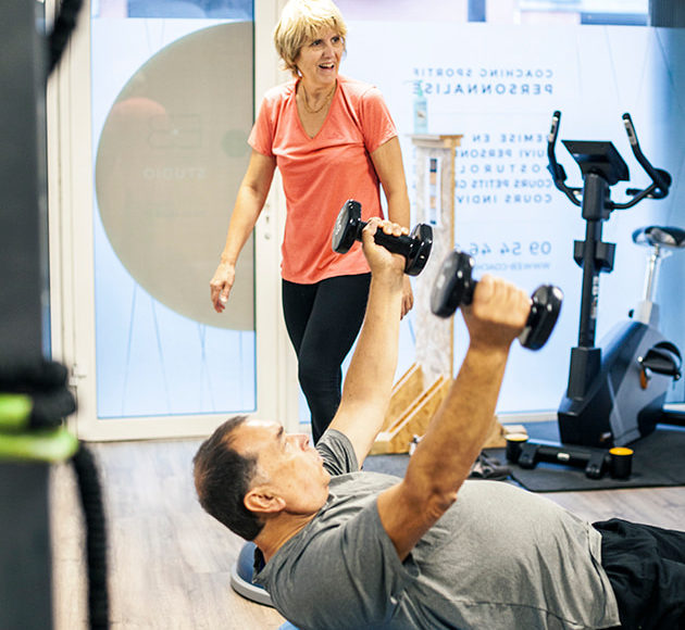 Coach sportif en salle de sport